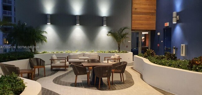 Building Photo - 1300 Brickell Bay Dr