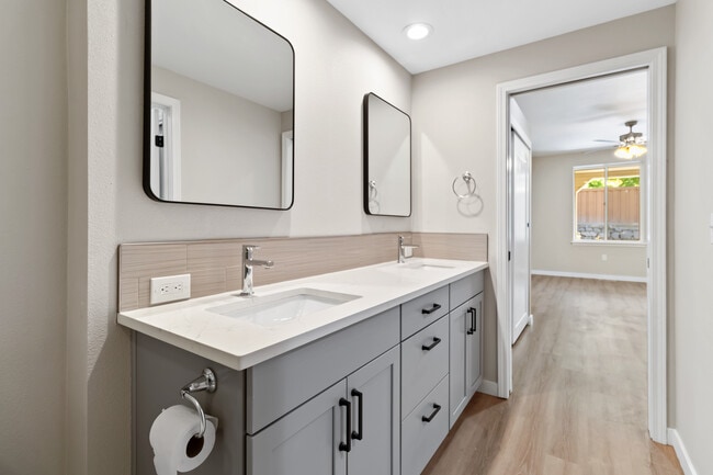 Building Photo - 5146 S Surprise Way