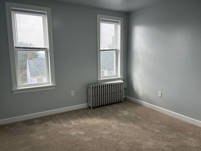Building Photo - 643 S 9th St