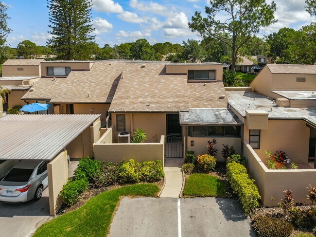 Building Photo - RARE 3 BEDROOM/ 2 BATH IN THE HIGHLY DESIR...