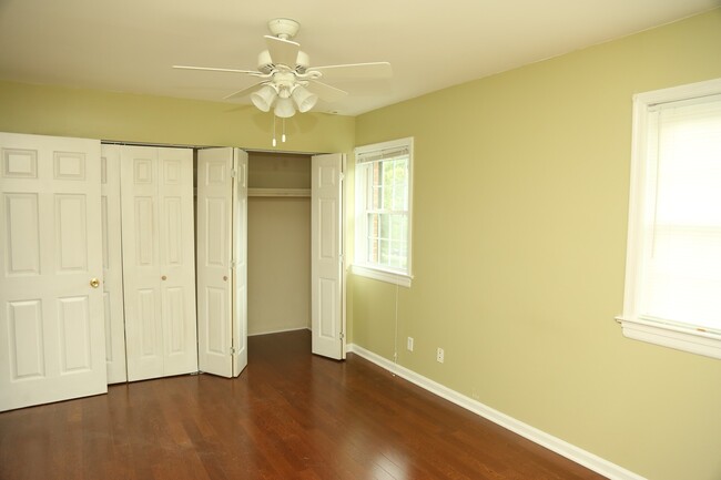 Building Photo - Spacious 4 Bedroom End-Unit Townhouse In G...