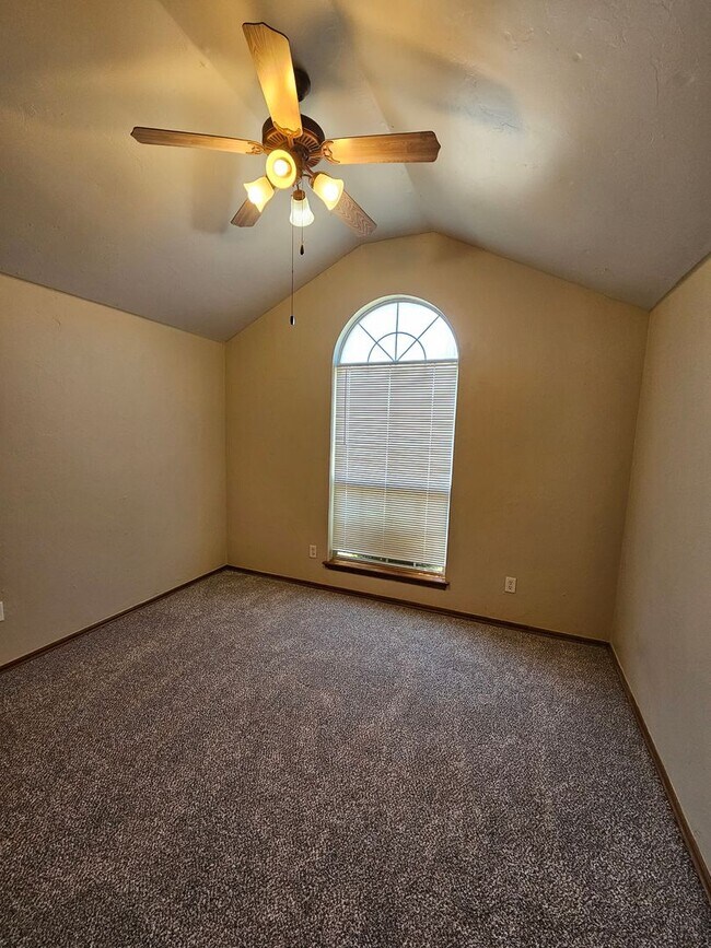 Building Photo - (3) Bed/(2) Bath SE OKC Avail NOW! Moore P...