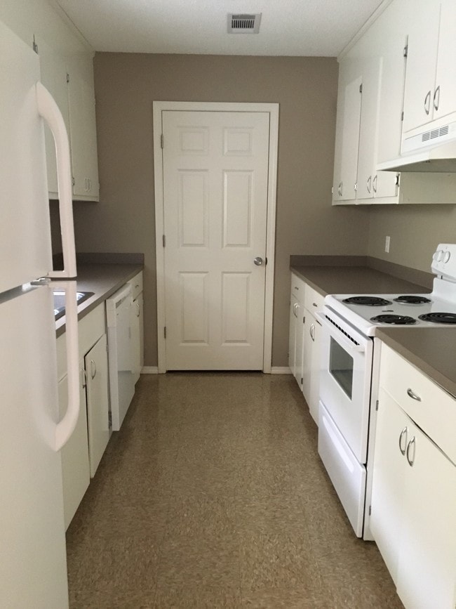 Kitchen - 6670 Rose Ln