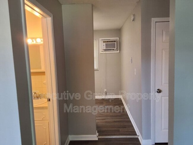 Building Photo - 1122 Evelyn Dr