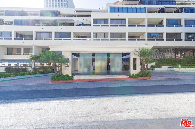 Building Photo - 121 S Hope St