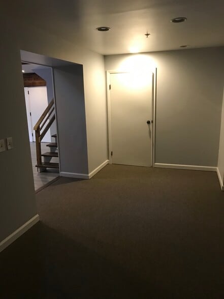 Building Photo - 464 Pratt Street Ext