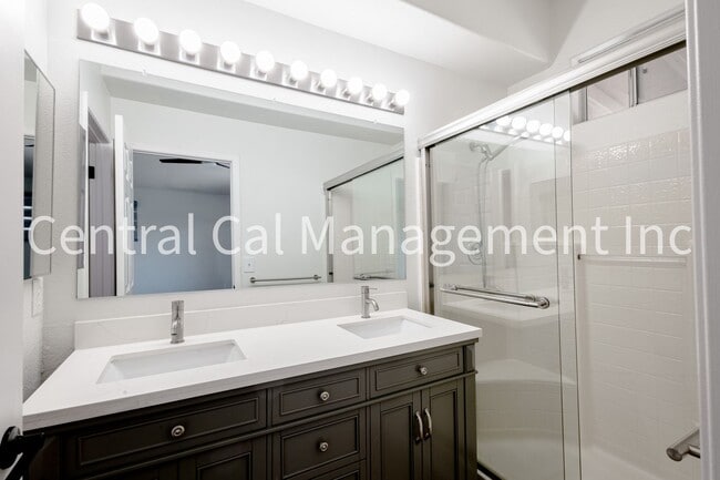 Building Photo - 4 Bedroom/2 Bath Home in Desired Riverlakes Community - $2395 per month!