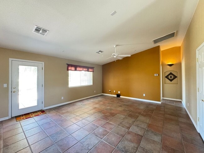 Building Photo - Great spacious home on Huukan Golf Course