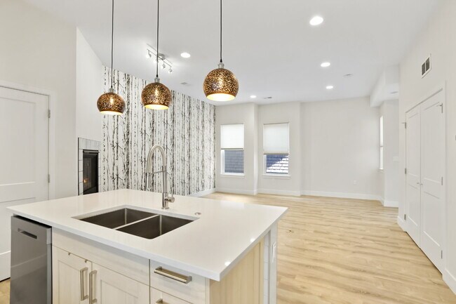 Building Photo - 1 Month Free - 2 Bed Room / 2.5 Bath - Roo...