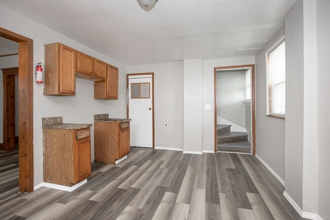Building Photo - 3 Bedroom/1 bath Single House!!