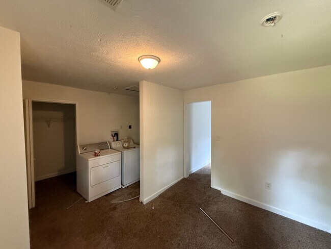 Building Photo - 942 W Edwards St