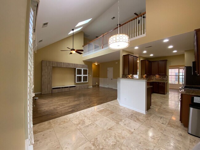 Building Photo - Townhome in a great location!