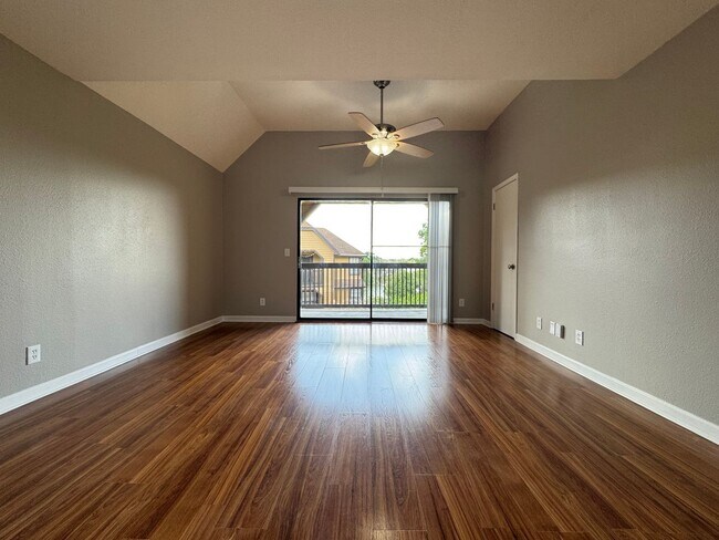 Building Photo - Altamonte Springs Top Floor Condo ~ Gated Waterfront Community ~ Must See!