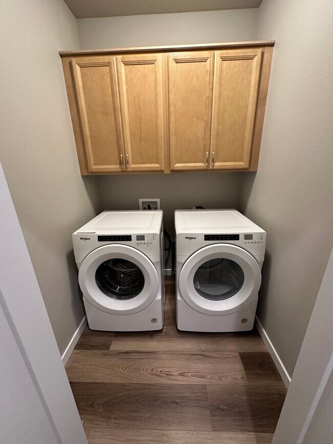 Building Photo - 4 Bedroom / 4 bath New Townhome. Every bedroom is its own Master Suite with your own full bathroo...