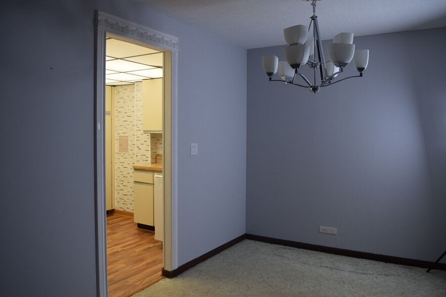 Building Photo - 2211 S Stewart Ave