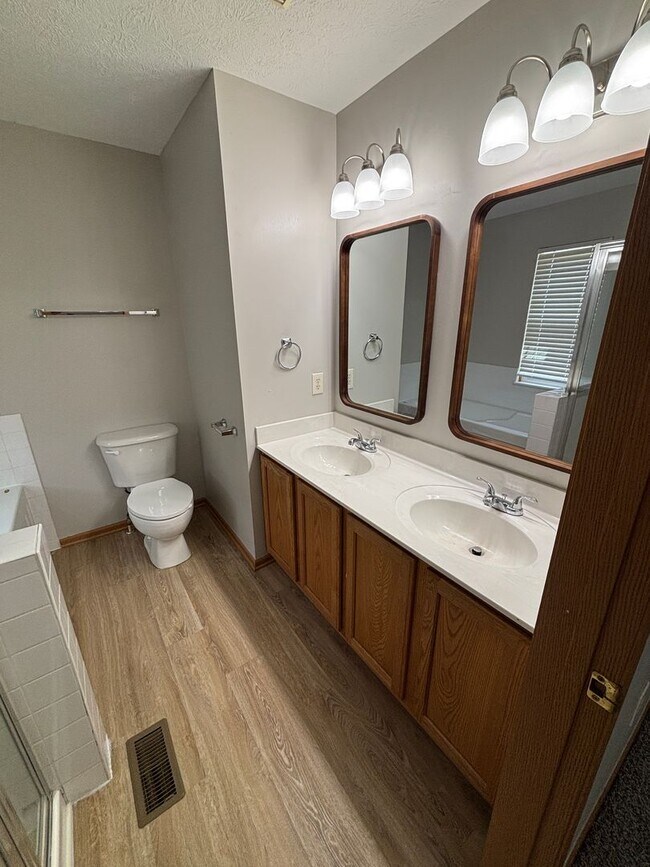 Building Photo - 4 Bedroom, 2.5 Bathroom House in Sycamore Creek Pickerington