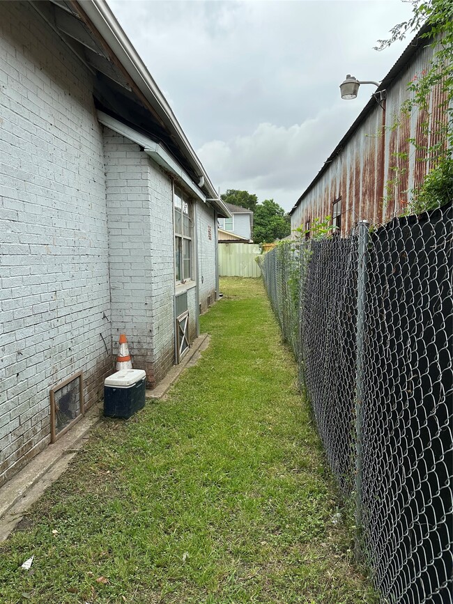 Building Photo - 304 Lockwood Dr