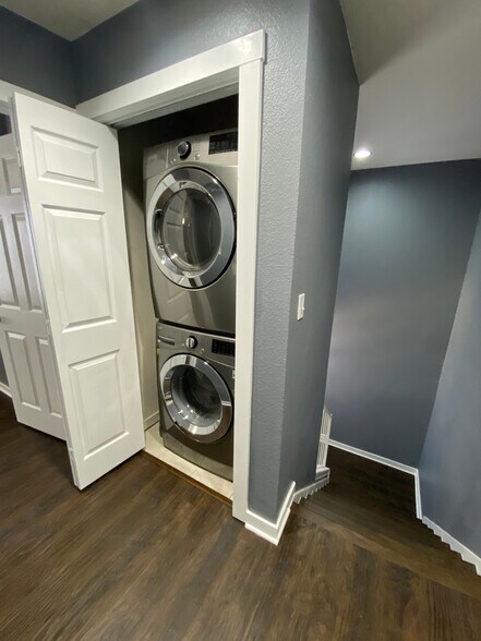 LG washer and dryer - 3901 Travis Street