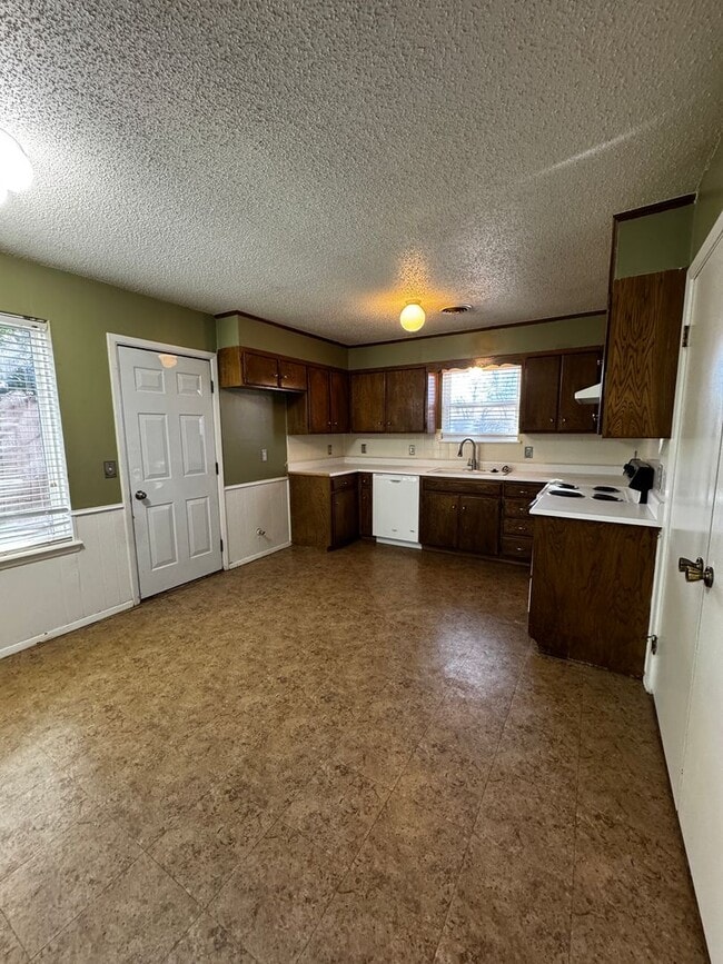 Building Photo - Large 2bedroom 2bathroom CH/A 2 car garage