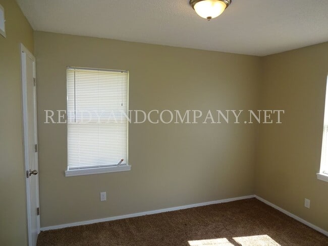 Building Photo - 1645 Kilarney Ave