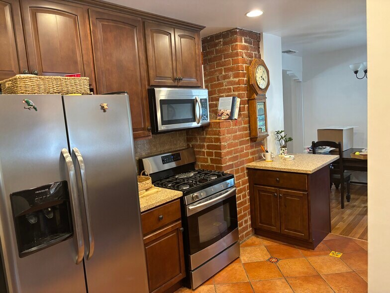 Building Photo - 1808 N Edison Blvd