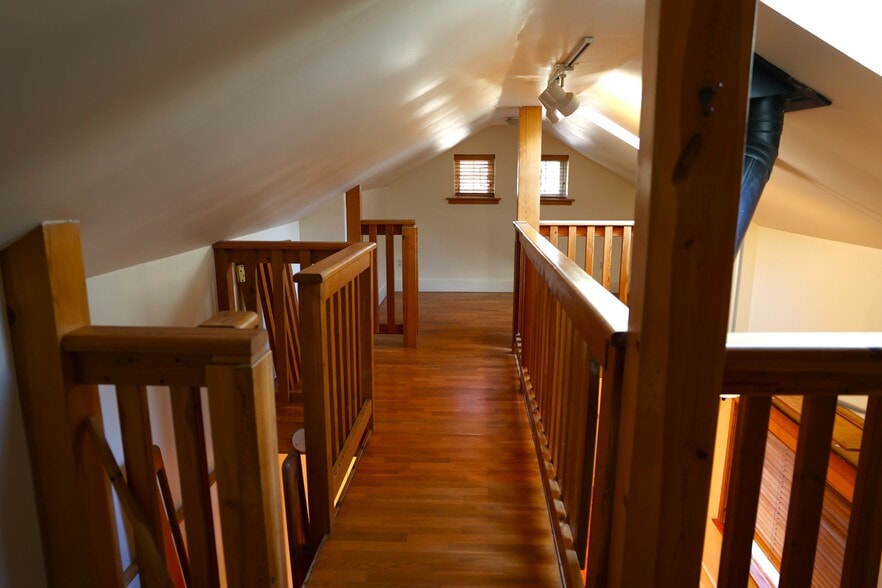 Bridge Between Lofts - 1833 NE 52nd Ave