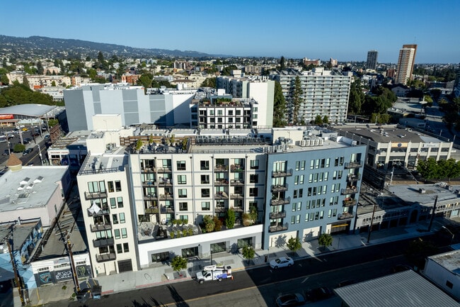 Building Photo - Axis Oakland