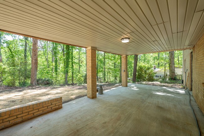 Building Photo - SPACIOUS RETREAT WITH DOWNTOWN CONVENIENCE