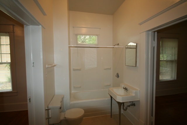 Building Photo - Spacious 3 Bedroom 2 Bath Trinity Park Hou...