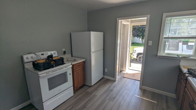 Building Photo - 2 bedroom available in Evansdale