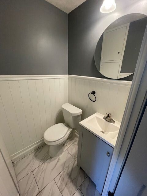 Building Photo - 3 bedroom home with sun room close to lake!