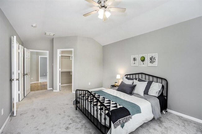 Building Photo - 25234 Clover Ranch Dr