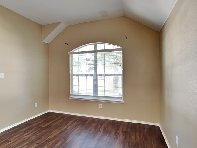 Building Photo - 9613 Glenshee Dr