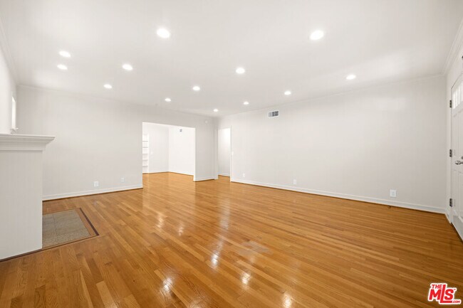 Building Photo - 704 Westbourne Dr