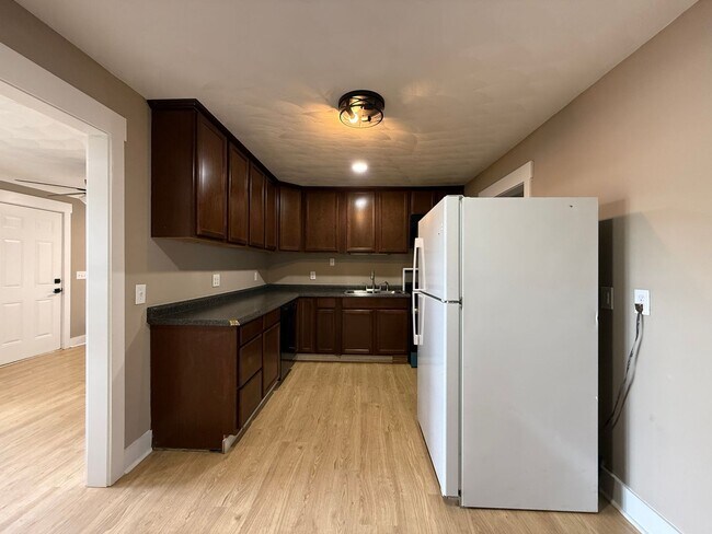 Building Photo - 4 Bedroom/2 Bath Home for Rent