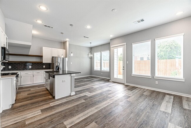 Building Photo - 6725 Parker Oaks Ln