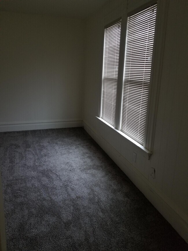 Building Photo - 10 N Touchet St