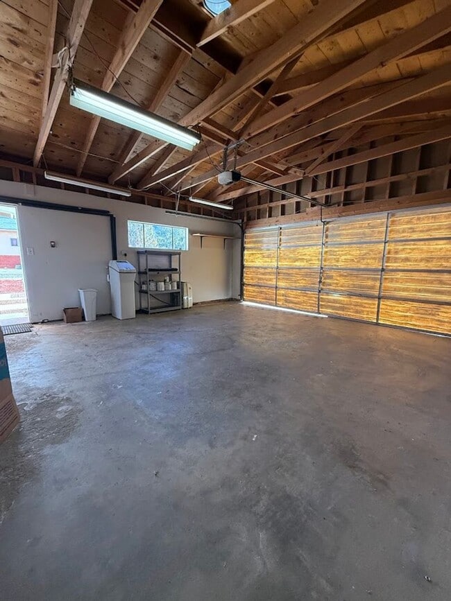 Building Photo - Well Maintained 3bd/2ba Home With Large Bonus Room