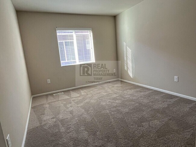 Building Photo - Spacious 5 Bedroom Home In Lacey!!