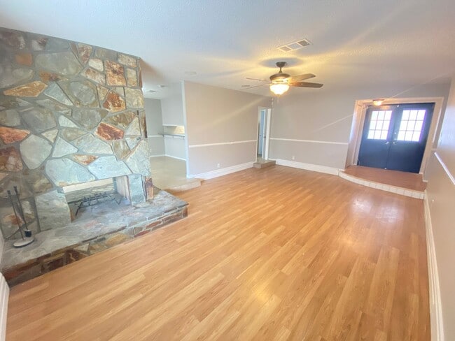 Building Photo - Charming 4 Bedroom, 3 Bath, Single-Story H...