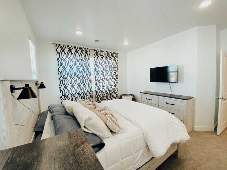 Building Photo - 5801 S Garnet Dr