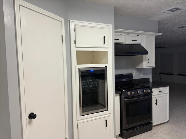 Building Photo - 9826 Sagewell Dr