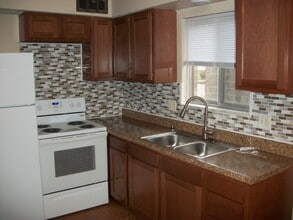 Building Photo - 465 Brentwood Dr