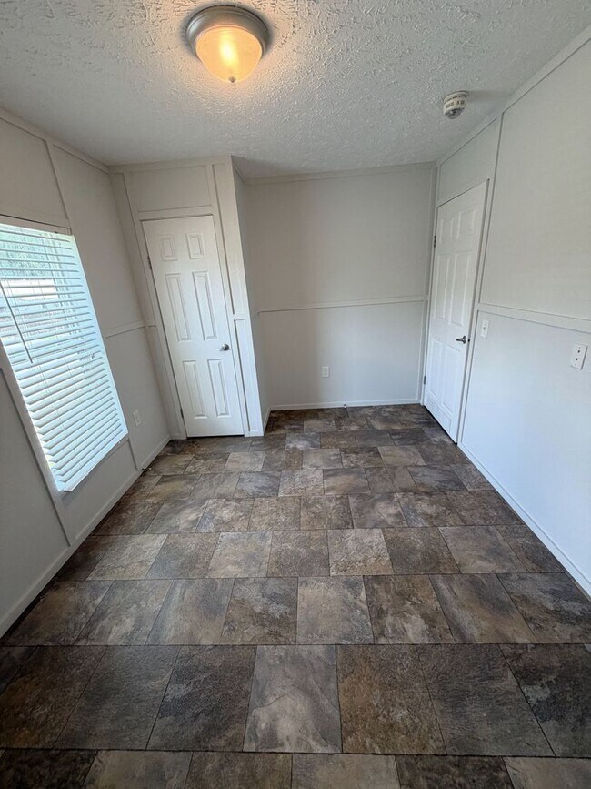 Building Photo - 2-Bed Mobile Home | Water, Trash & Lawn Care Included!
