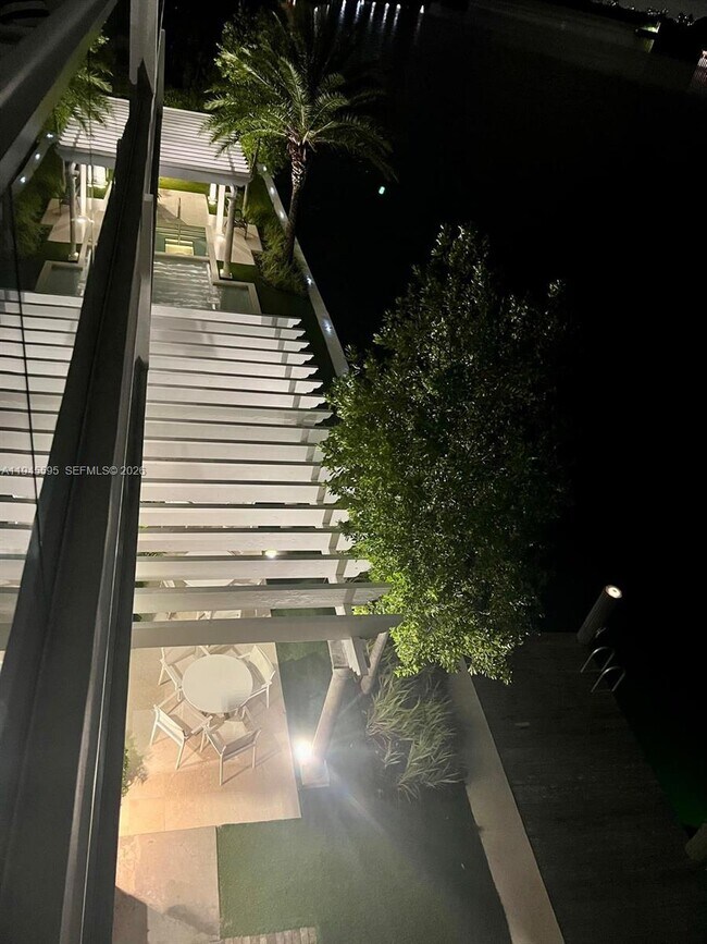 Building Photo - 9821 E Bay Harbor Dr