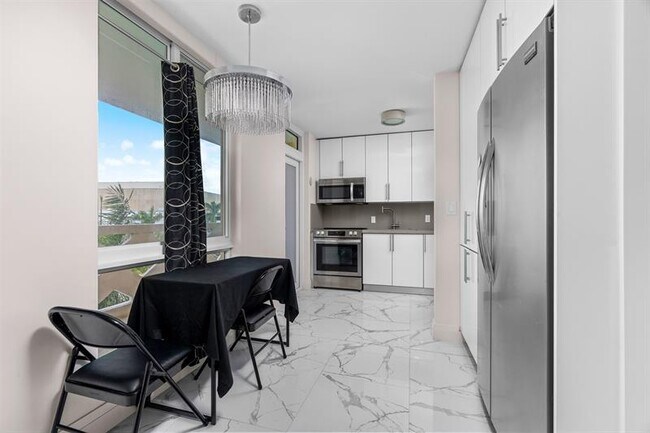 Building Photo - 2400 NE 9th St