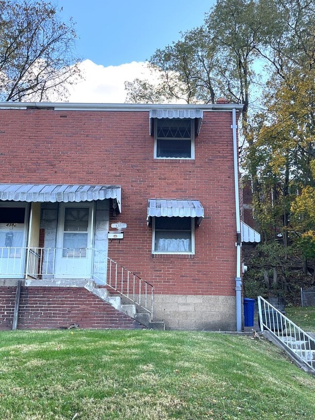 Building Photo - 2 Bedroom Stanton Heights Townhouse