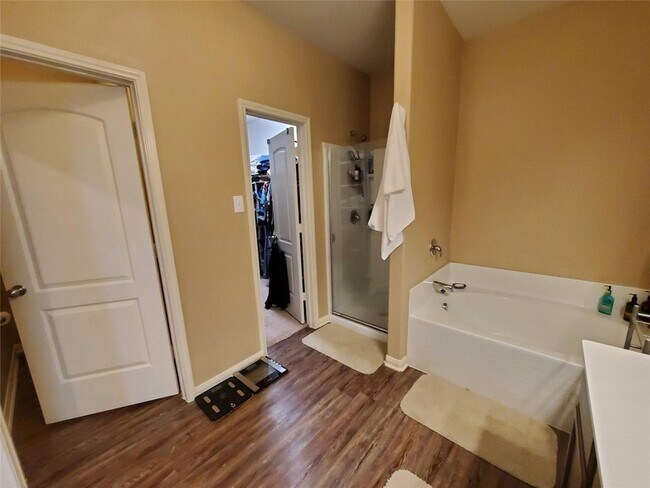 Building Photo - 6237 Stone Lake Dr