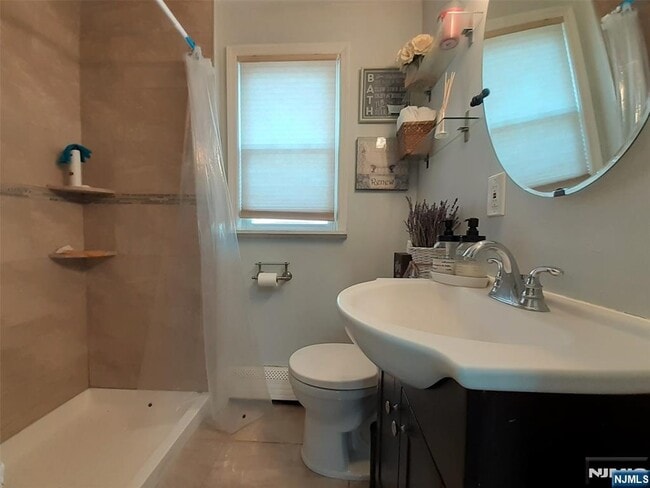 Building Photo - 98 Willard St