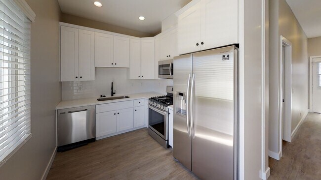 Building Photo - 4BD/2BA, Private Yard!